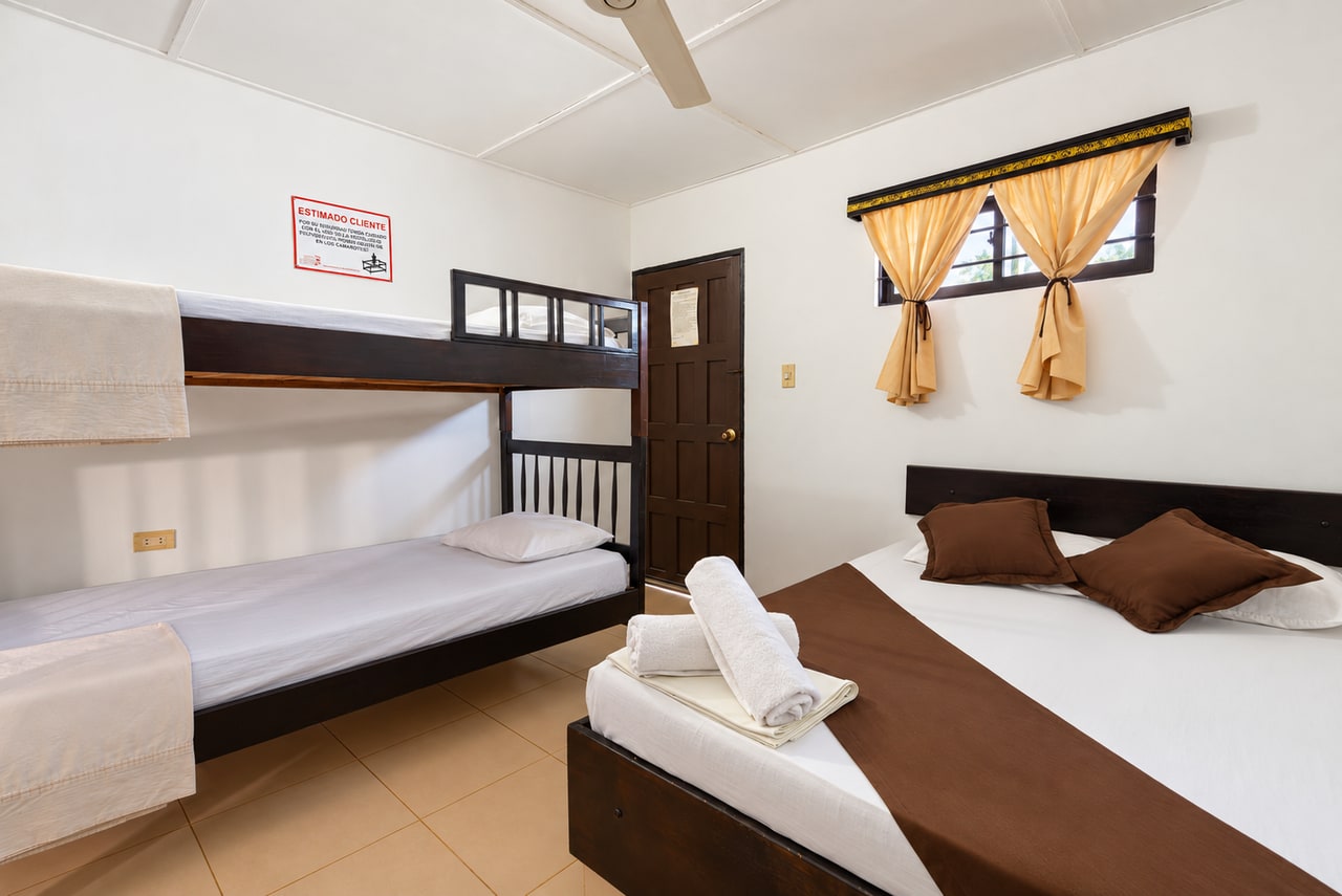 Habitación con cama doble y camarote