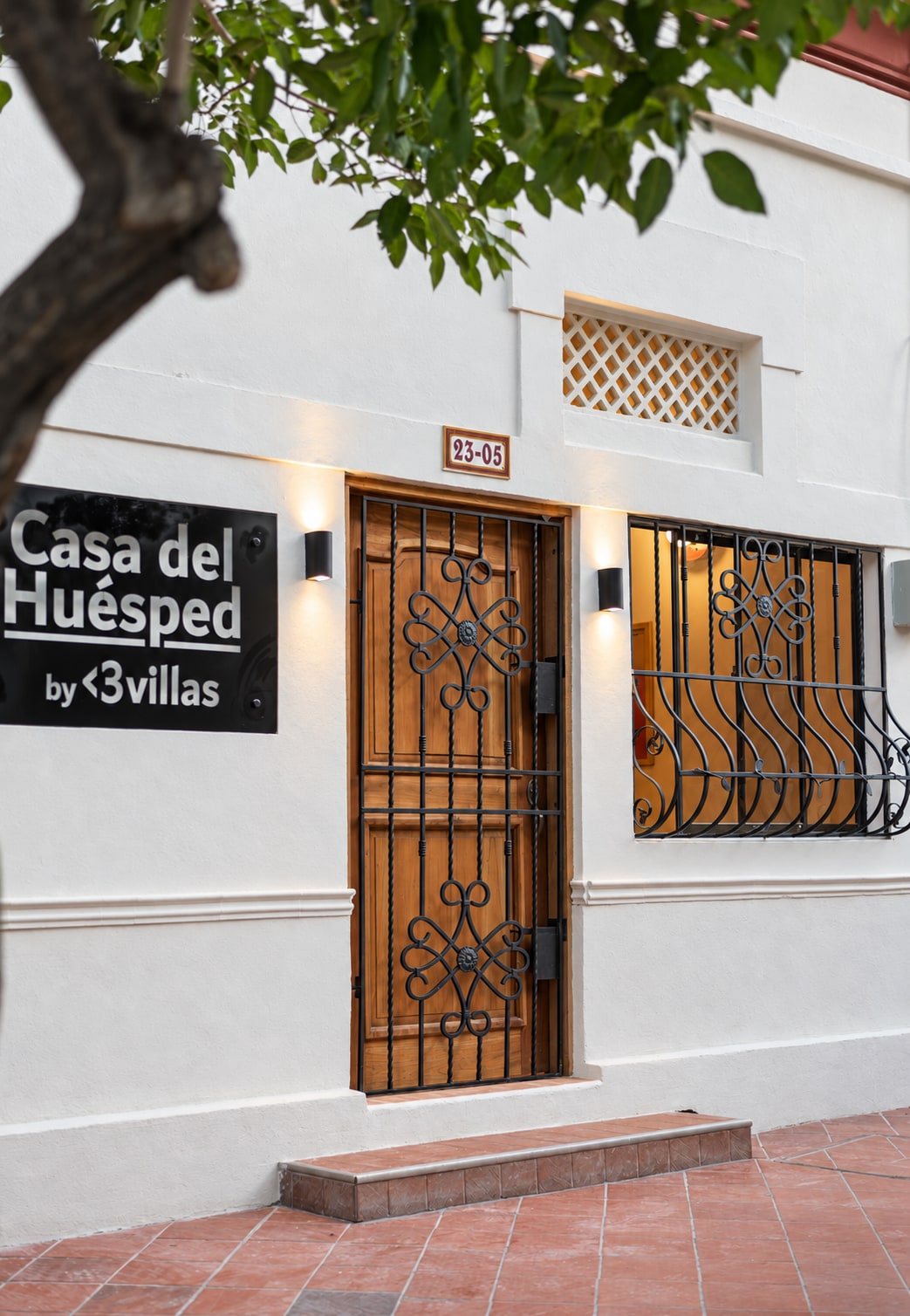 Entrada de La Casa del Huésped